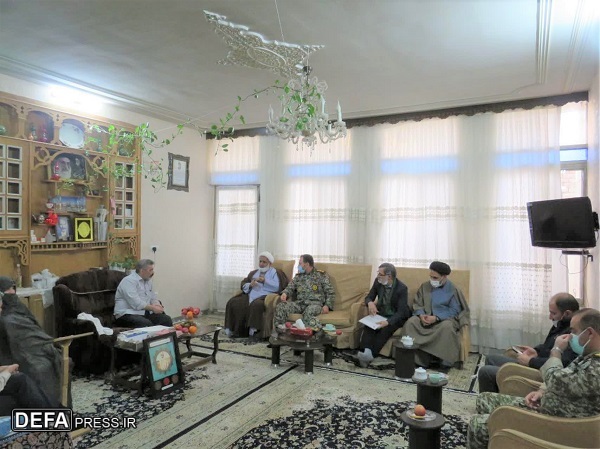 دیدار فرمانده ارشد نظامی ارتش در قم با خانواده شهید «برقعی» + تصاویر