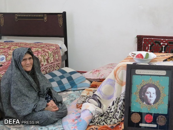 تجلیل فرمانده گروه پدافند هوایی حضرت معصومه (س) از خانواده شهید «اسحاقی» + تصاویر