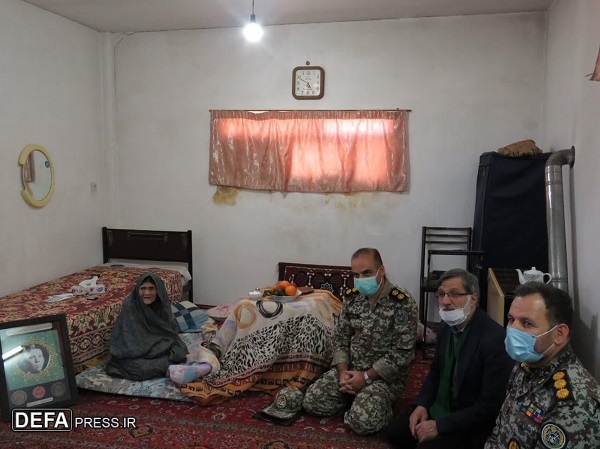تجلیل فرمانده گروه پدافند هوایی حضرت معصومه (س) از خانواده شهید «اسحاقی» + تصاویر