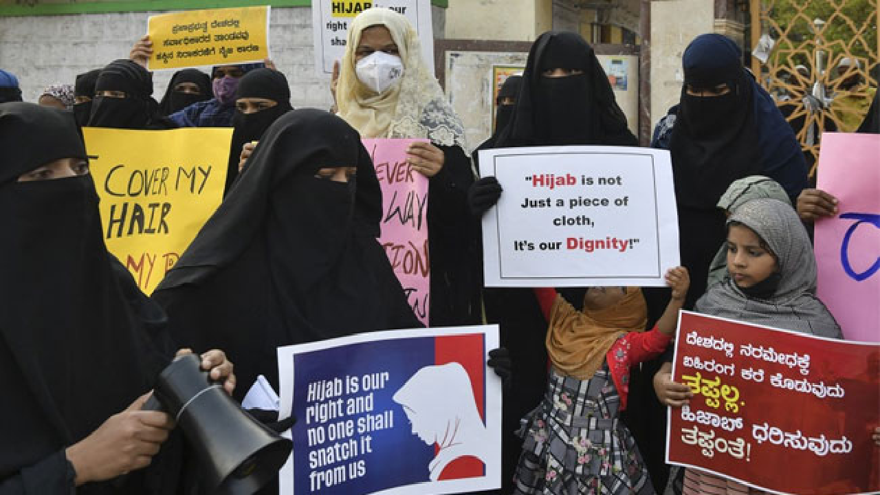 اعتراضات هندی‌ها به ممنوعیت حجاب در مدارس و دانشگاه‌ها+عکس