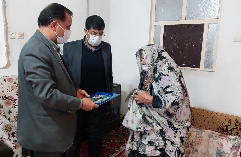 دیدار جمعی از مسئولین ملایر با خانواده شهدا+تصاویر