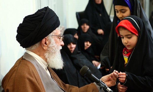 توصیه رهبرانقلاب اسلامی به فرزندان شهدا: به پدران خود افتخار کنید