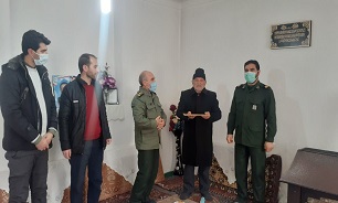 دیدار معاون هماهنگ کننده سپاه چالدران با خانواده شهید «عباس زاده»