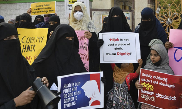 خشم زنان مسلمان هندی از ممنوعیت حجاب+ فیلم