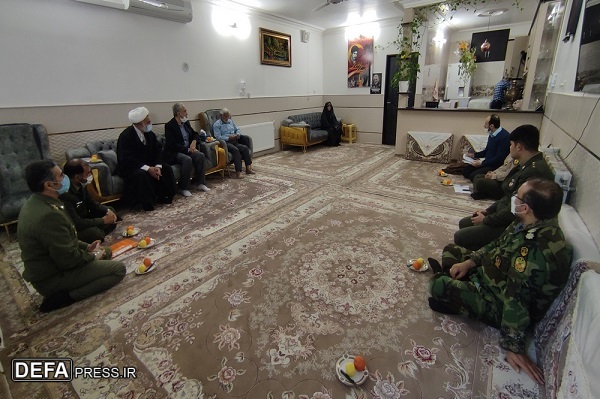 دیدار فرمانده آمادگاه شهید فراشاهی قم با خانواده‌های پنج شهید دفاع مقدس+ تصاویر