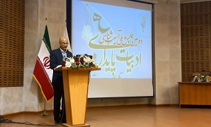 تبیین معارف دفاع مقدس موردی و مقطعی نباشد