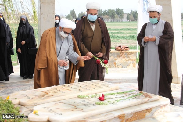 وظیفه ما در شرایط فعلی، ادامه راه شهدا و مقاومت در مقابل تحریم های دشمنان است