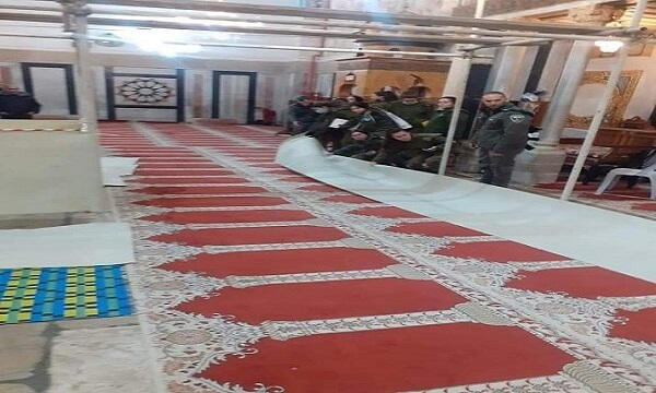 نظامیان صهیونیست مسجد ابراهیمی را مورد هتک حرمت قرار دادند