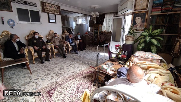 دیدار رییس ستاد کنگره شهدای قم با خانواده‌های سه شهید نیروی زمینی ارتش+تصاویر