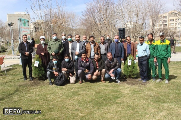 کاشت درخت به یاد ۸ شهید والامقام در باغ ایرانی +تصاویر