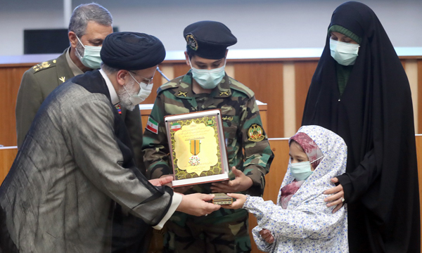 اعطای نشان فداکاری به شهید مدافع حرم ارتش توسط آیت‌الله رئیسی