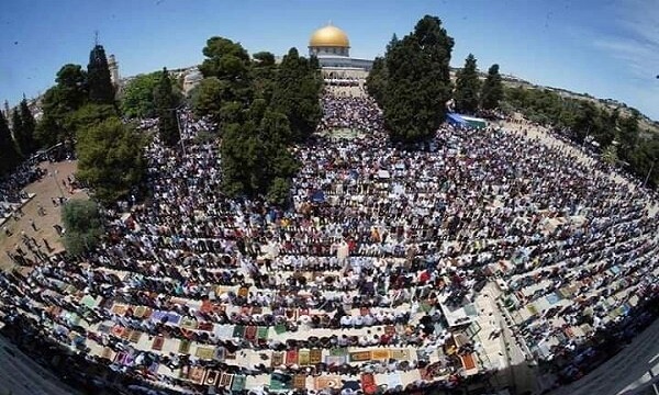 مشارکت ۷۰ هزار فلسطینی در آخرین نماز جمعه ماه رمضان در مسجدالاقصی