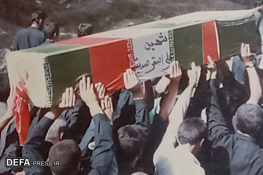 رزمنده‌ای که هنگام برافراشتن پرچم ایران به شهادت رسید