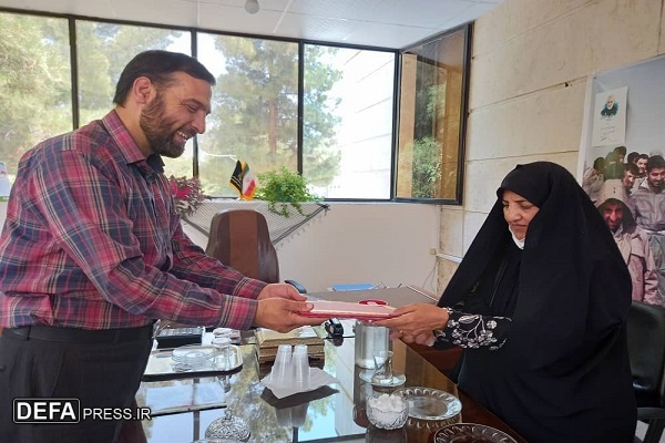 دیدار مدیرکل حفظ آثار کرمان با خواهر شهیدان «نامدارمحمدی»