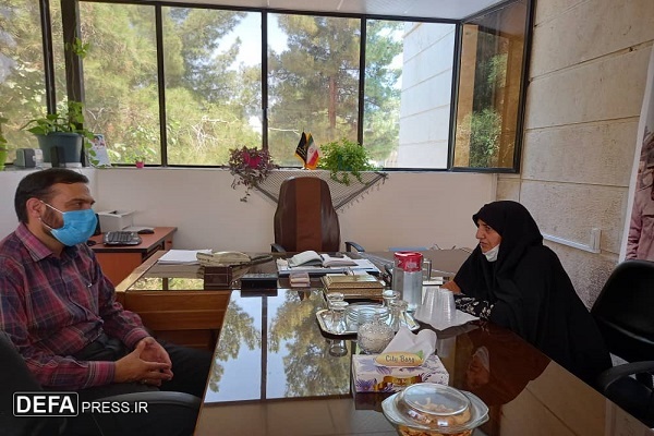 دیدار مدیرکل حفظ آثار کرمان با خواهر شهیدان «نامدارمحمدی»