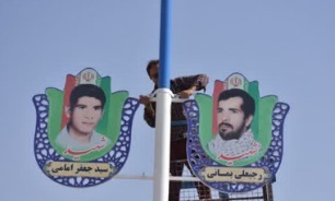 آغاز نصب تصاویر شهدا در خیابان‌های شهر «احمدآباد» اردکان