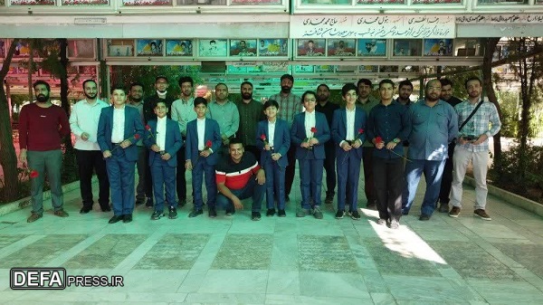 اجرای گروه سرود بسیج هنرمندان به مناسبت سوم خرداد در گلزار شهدای قم