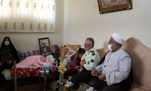 بوسه مادر تبریزی بر دستان سرباز ناجا، قدردانی یک ملت از حافظان امنیت بود