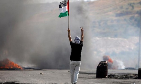 زیر گرفتن کودک فلسطینی توسط پلیس صهیونیست به جرم حمل پرچم فلسطین
