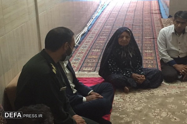 مدیرکل حفظ آثار کرمان با مادر شهید «محمود کمالی» دیدار کرد