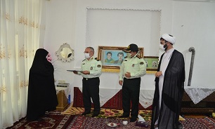 بازماندگان شهدا گل سرسبد جامعه هستند