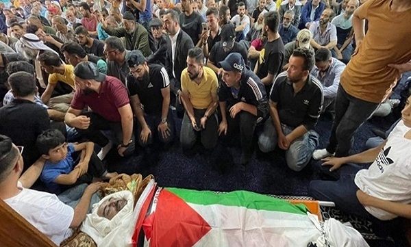 شعار فلسطینی‌ها علیه تشکیلات خودگردان در تشییع جنازه فعال فلسطینی