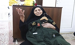 رخصت سردار «حاجتی» از مادر شهید «گل زردان» برای پوشیدن لباس سرداری