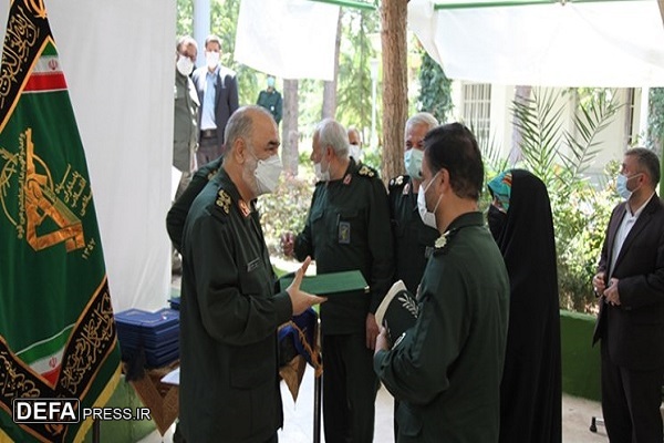 اعطای درجه سرتیپی و نشان رشادت به سردار شهید «رمضانعلی صحرایی» + عکس