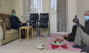 دیدار مدیر کل حفظ آثار دفاع مقدس اردبیل با مادر خلبان «صمد علی بالازاده»