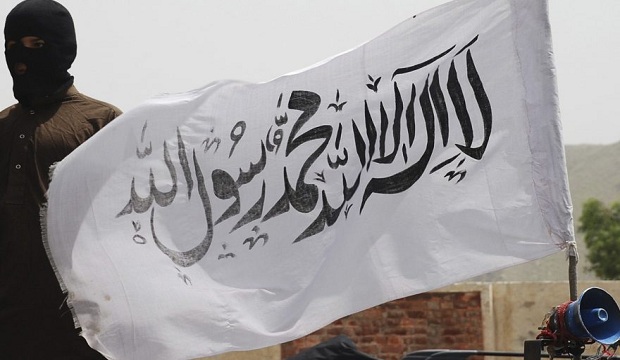 پرچم طالبان بر فراز کاخ ریاست جمهوری به اهتزاز درآمد
