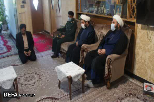دیدار مسئول سازمان بسیج طلاب یزد با خانواده شهیدان «محمدرضا زمانی» و «محمدرضا زارعزاده»