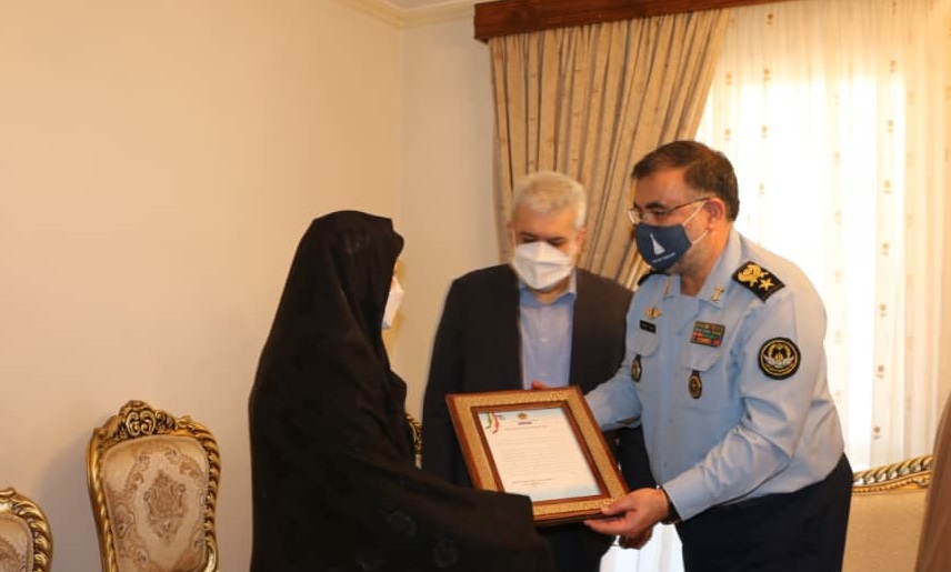 فرمانده نیروی هوایی ارتش با خانواده‌های شهیدان ستاری و اقبالی دوگاهه دیدار کرد