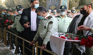 آیین غبارروبی مزار شهدا با حضور کارکنان نیروی انتظامی قم