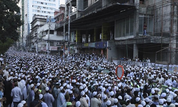 دومین روز تظاهرات هزاران مسلمان بنگلادش/ برخورد پلیس با باتوم و گاز اشک آور