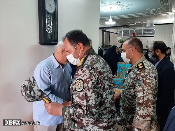دیدار فرمانده ارشد ارتش در قم با خانواده شهید «رضا شفیعی»