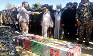 پیکر شهید والامقام «مهدی مکرمی» در گلزار شهدای خمین تشییع شد