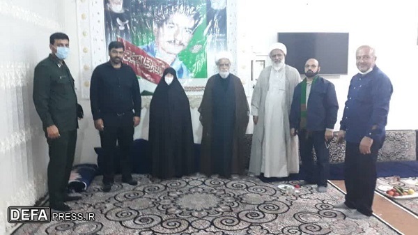 دیدار امام جمعه بخش مرکزی قم با خانواده‌های ۹ شهید دفاع مقدس+ تصاویر