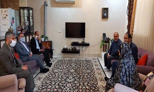 دیدار شهردار بندر کیاشهر با خانواده شهید «مهرزاد کاظمی»