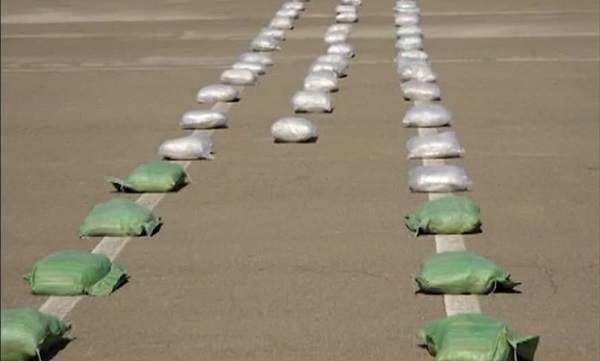 کشف بیش از ۶۰۰ کیلوگرم مواد مخدر در سواحل کنارک توسط نیروی دریایی سپاه