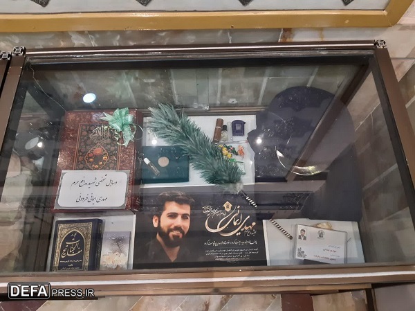 نمایش لباس رزم شهید «مهدی ایمانی» در موزه حرم حضرت معصومه (س) +تصاویر
