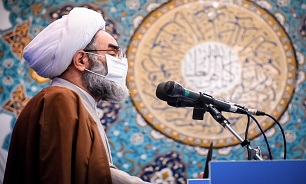 هر کسی از راه می‌رسد رزومه می‌دهد و می‌خواهد مدیر شود