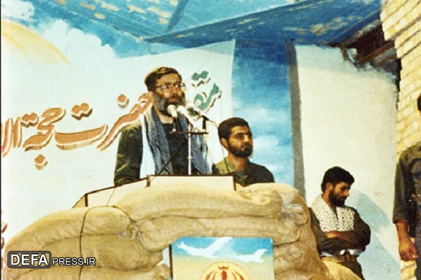 عکس/ رهبر معظم انقلاب در کنار شهید «سلیمانی» (19)