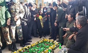 خانواده شهید «محمد نوری‌زاده» مزار شهید خود را در آغوش کشیدند