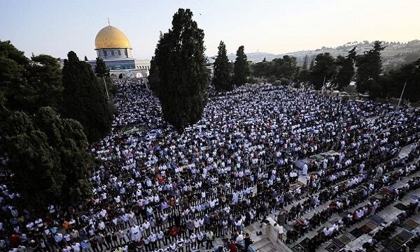 هزاران فلسطینی با حضور در «مسجدالاقصی» نماز جمعه را اقامه کردند