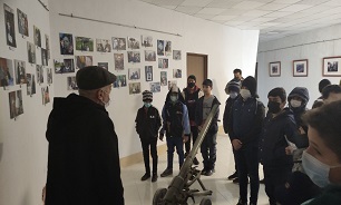 بازدید دانش آموزان دبستان «امیر کبیر» از موزه دفاع مقدس اردبیل