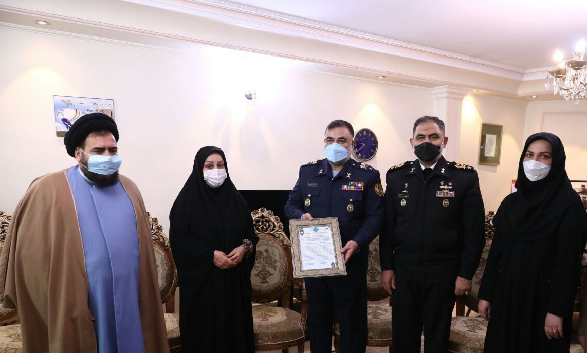 دیدار فرماندهان نیروی هوایی و نیروی دریایی ارتش با خانواده شهید شریفی