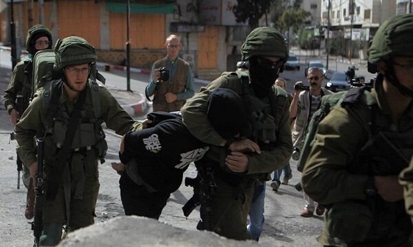 افسر صهیونیست یک کودک ۱۲ ساله فلسطینی را با خشونت بازداشت کرد