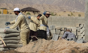 گرمای بالای ۴۰ درجه هم مانع خدمت رسانی جهادگران روزه دار نرماشیری نشد