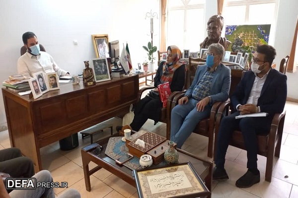 دیدار جمعی از انجمن های هنری دفاع مقدس همدان با مدیر حوزه هنری