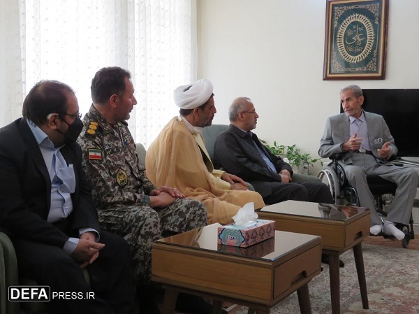 استاندار قم با خانواده شهید جواهری و جانباز ۷۰ درصد ارتش دیدار کرد+ تصاویر